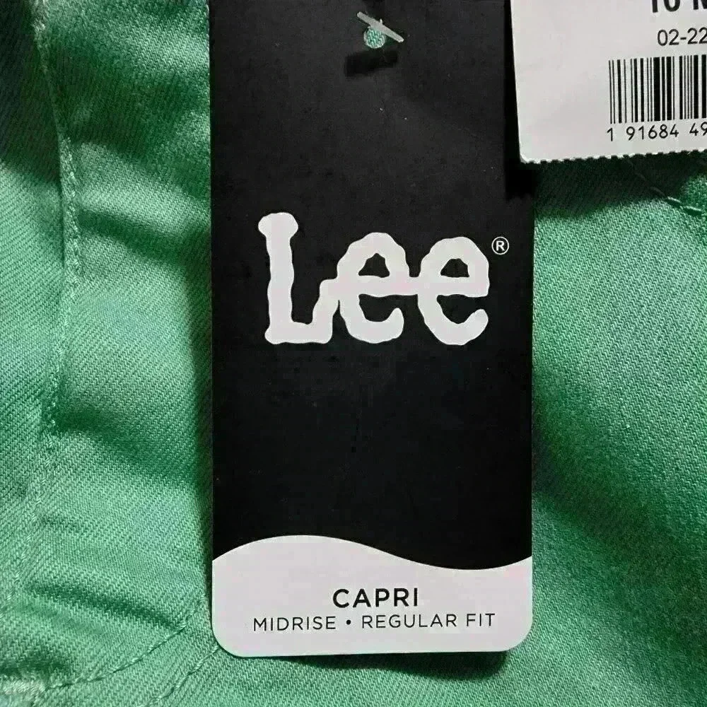 Lee Women's Regular Fit Midrise Capri, Palm (Light Green) Premium Stretch - Picture 2 of 10